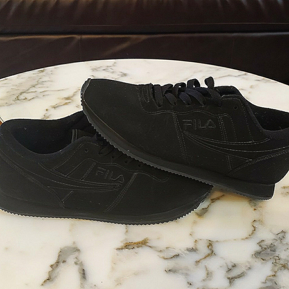 FILA ALL BLACK velvet low top size 9.5